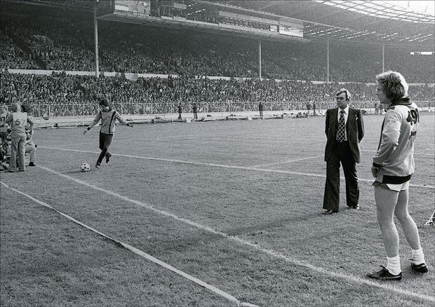 Concentration maximale avant la finale de la CE1 à Wembley, en 1978. On reconnaît l'entraîneur Ernst Happel et les joueurs Georges Leekens (à gauche) et Jan Sörensen.