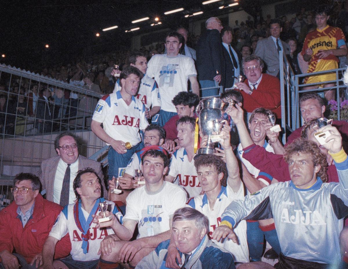 Jean-François de Sart, au centre en-dessous de Robert Waseige, a remporté la Coupe de Belgique avec le RFC Liège, en 1990.