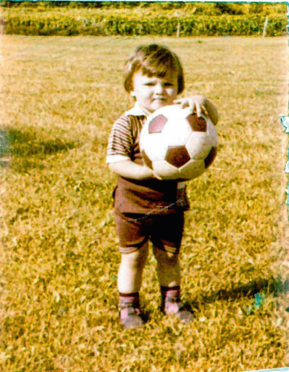 Ivan Leko à l'âge d'un an et demi : déjà un ballon en mains !