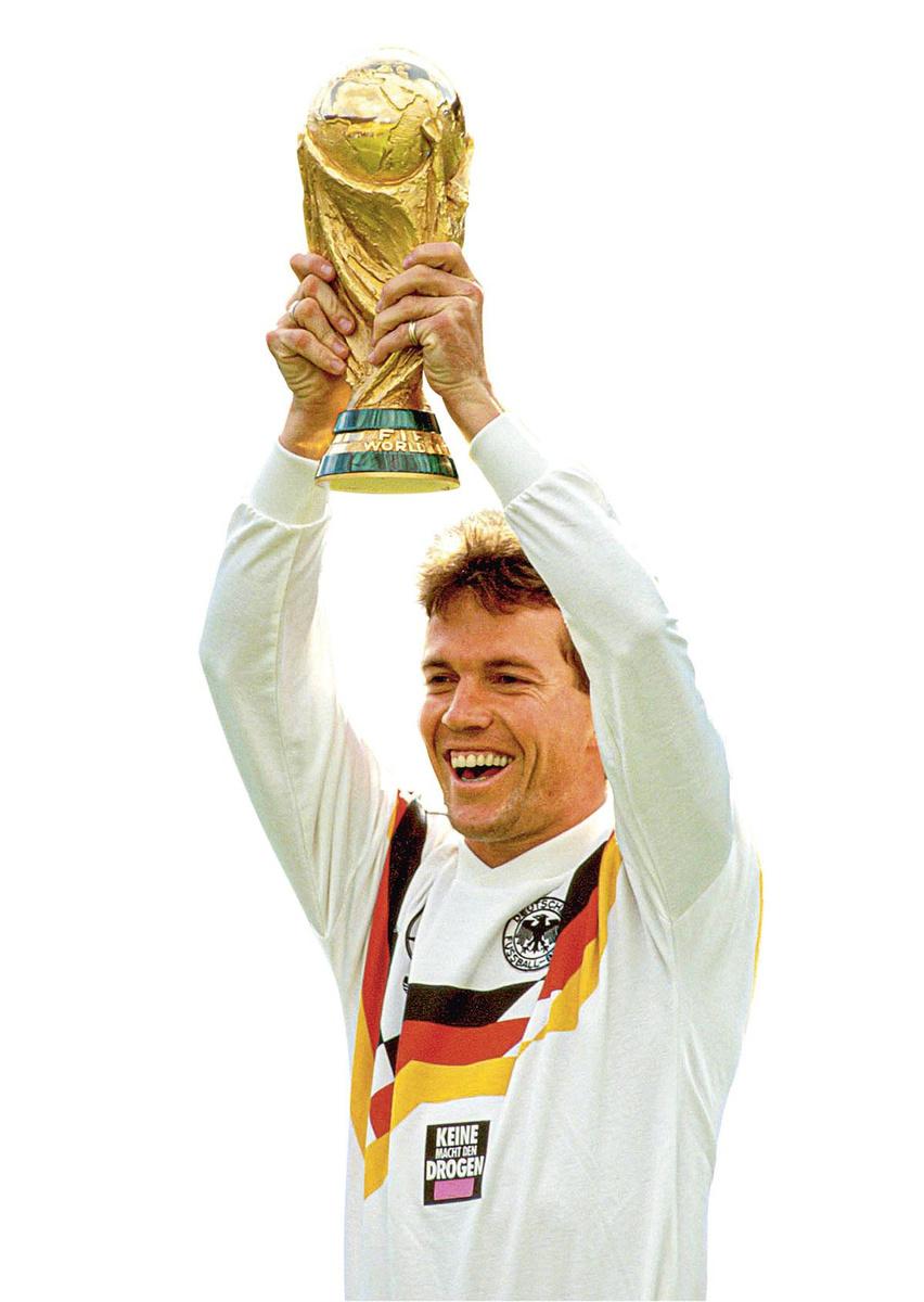 Lothar Matthäus soulève la Coupe du monde 1990.