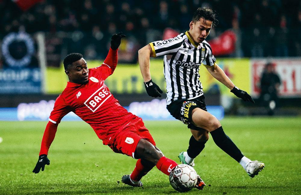 Collins Fai et Cristian Benavente aux prises lors du dernier Charleroi-Standard (1-1) au Mambourg le 18 février dernier.