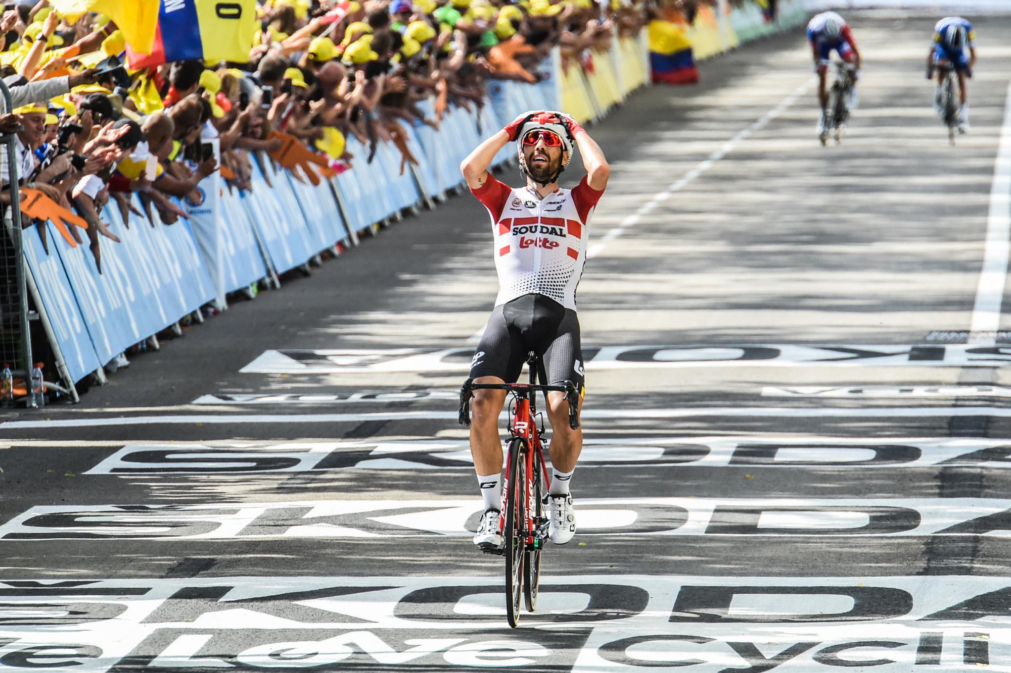 Lors de son solo victorieux sur le Tour de France 2019. Au loin, Alaphilippe et Pinot sont battus.