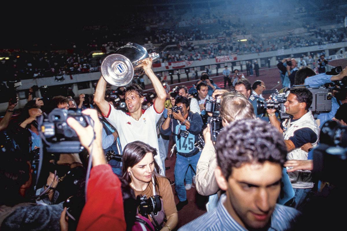 Marco van Basten avec sa deuxième coupe aux grandes oreilles remportée avec l'AC Milan en 1990.
