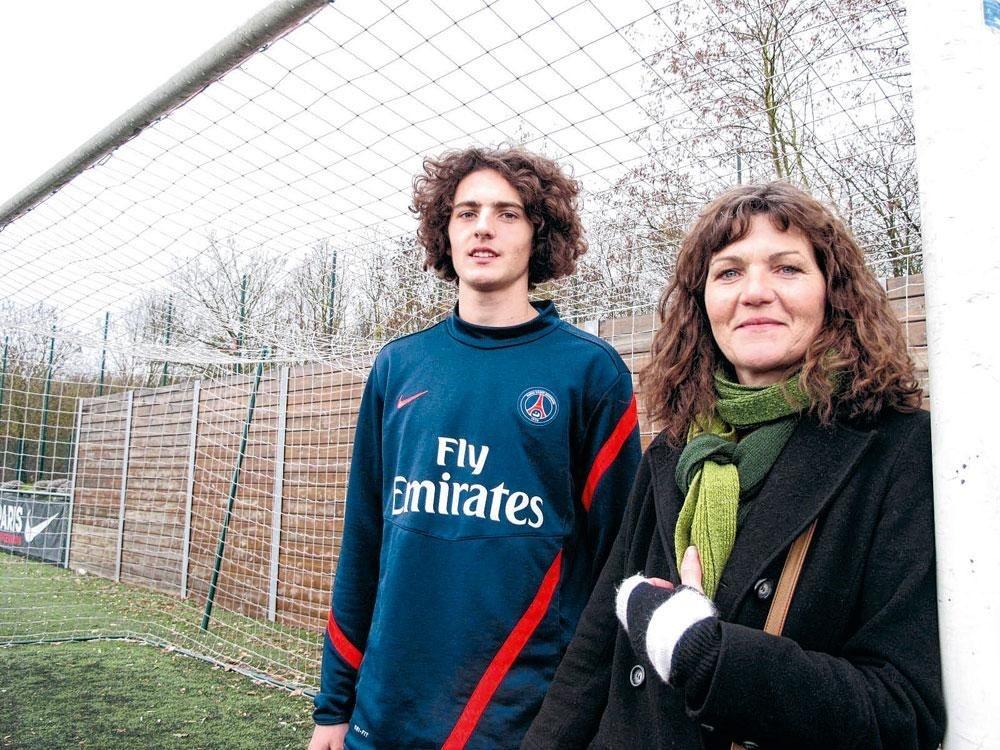 Depuis son plus jeune âge, la maman d'Adrien Rabiot fait le vide autour de son protégé et empêche qui que ce soit d'en approcher. Surtout les agents. Et aussi les journalistes.