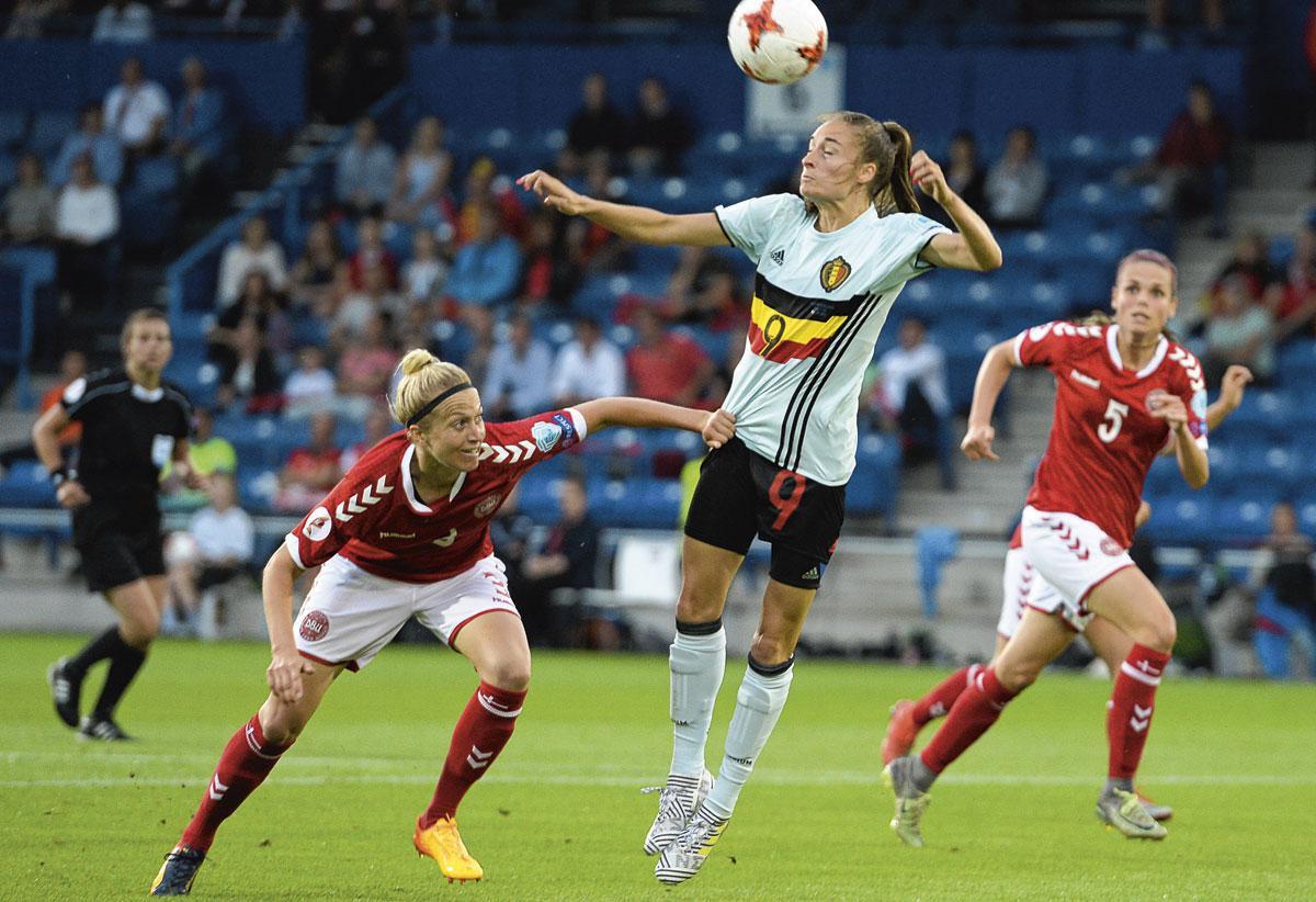 Tessa Wullaert retenue par le (trop large) maillot qu'elle porte à l'EURO 2017, face au Danemark.