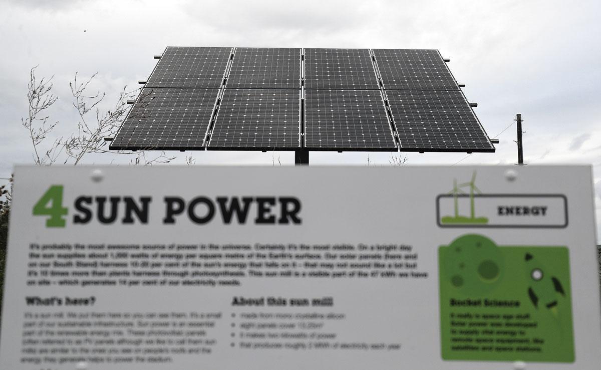 Des panneaux solaires sur le toit de la tribune fournissent une énergie verte.