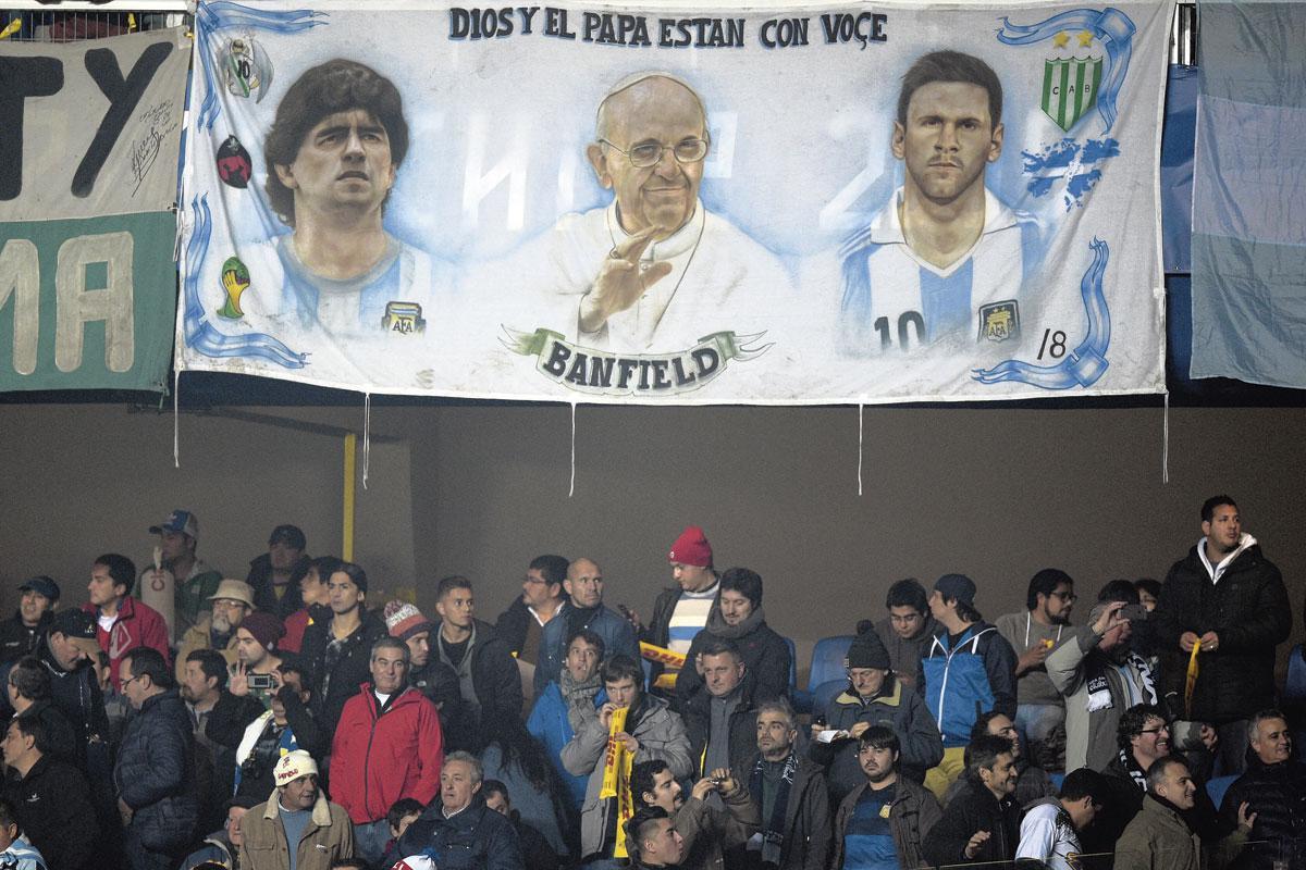 Le Pape François, entouré de Diego Maradona et Lionel Messi.