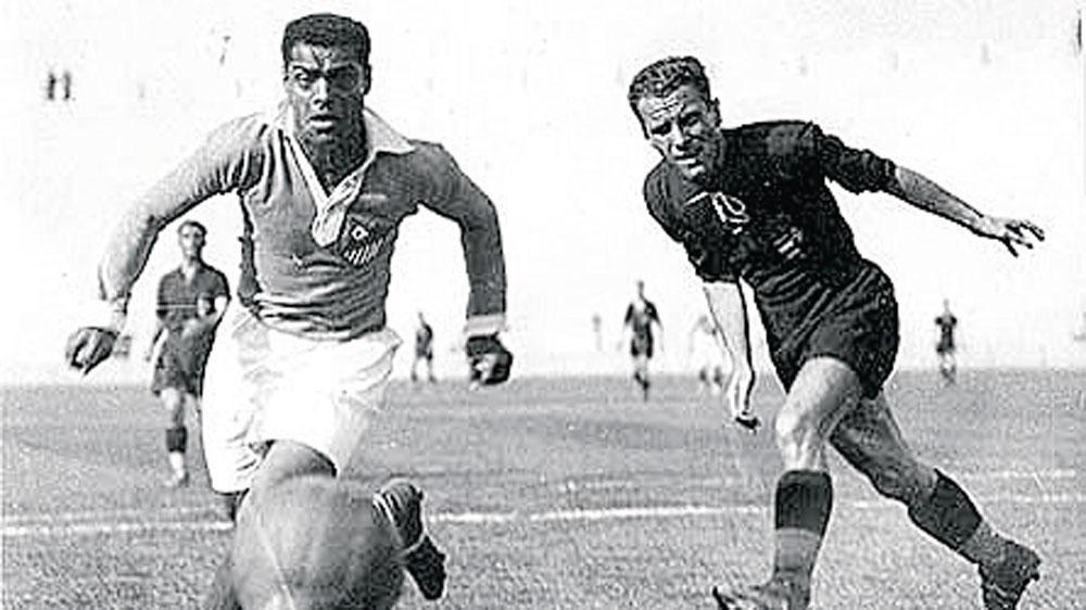 L'Égyptien Ismail Rafaat et le Hongrois Teleki Pál, qui a inscrit le premier but face à l'Égypte.