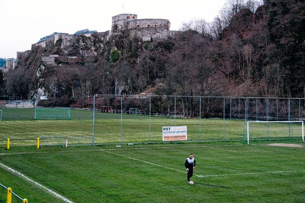 Bouillon, c'est Godefroy, son château et, situé  en contrebas, le long de la Semois, son club de football niché dans un cadre bucolique. Un Standard mais en jaune et noir, de la tête aux pieds.