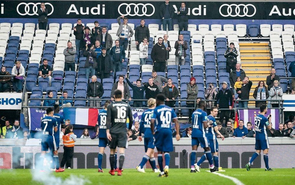 Un mini-tour d'honneur des joueurs anderlechtois devant des tribunes vides face à l'Antwerp.