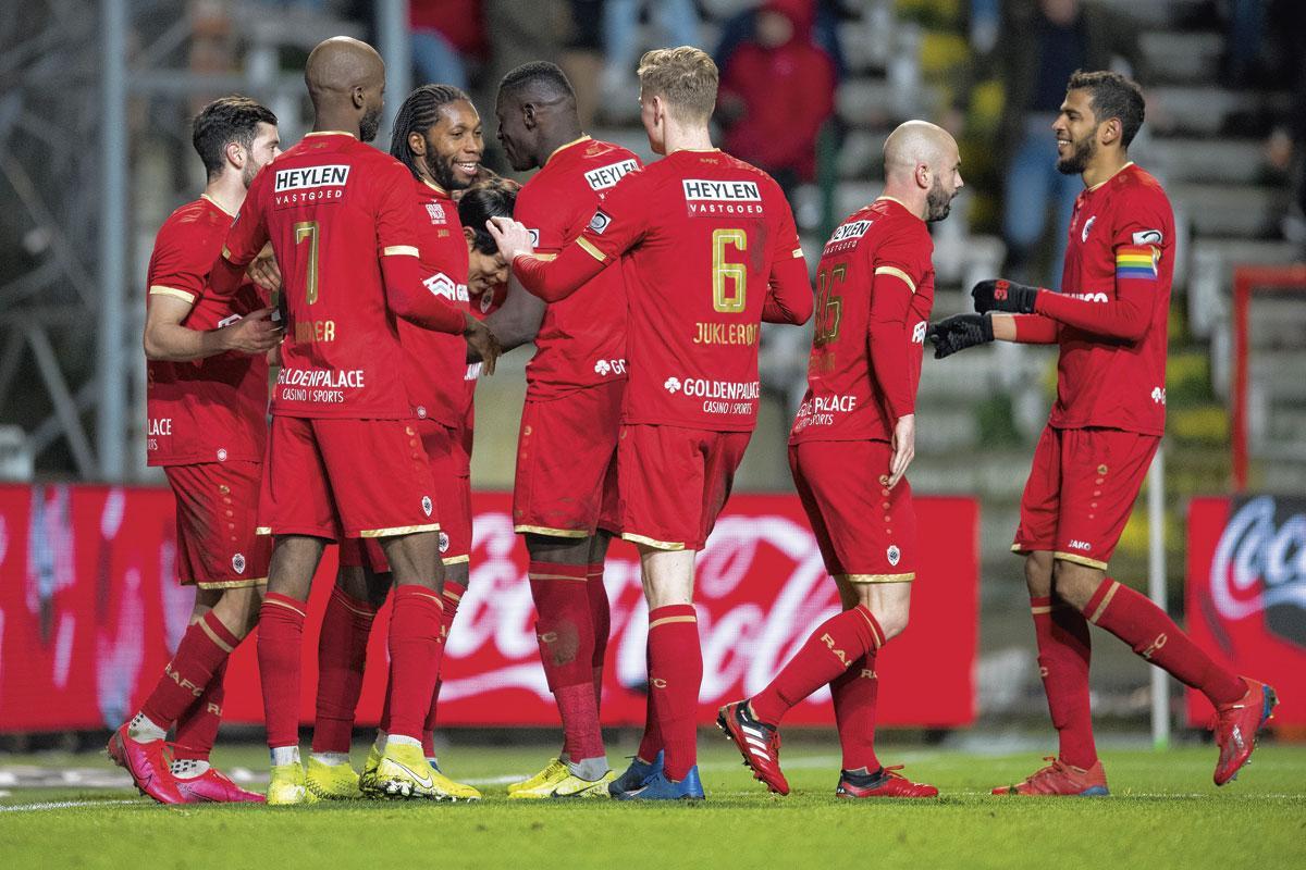 Dieumerci Mbokani congratulé après un énième but pour l'Antwerp.