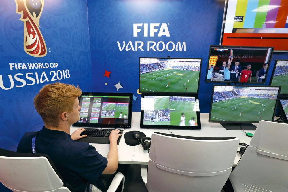 La VAR Room de la Coupe du Monde russe. Pour la première fois, l'arbitrage vidéo est de mise dans la plus grande des compétitions internationales.