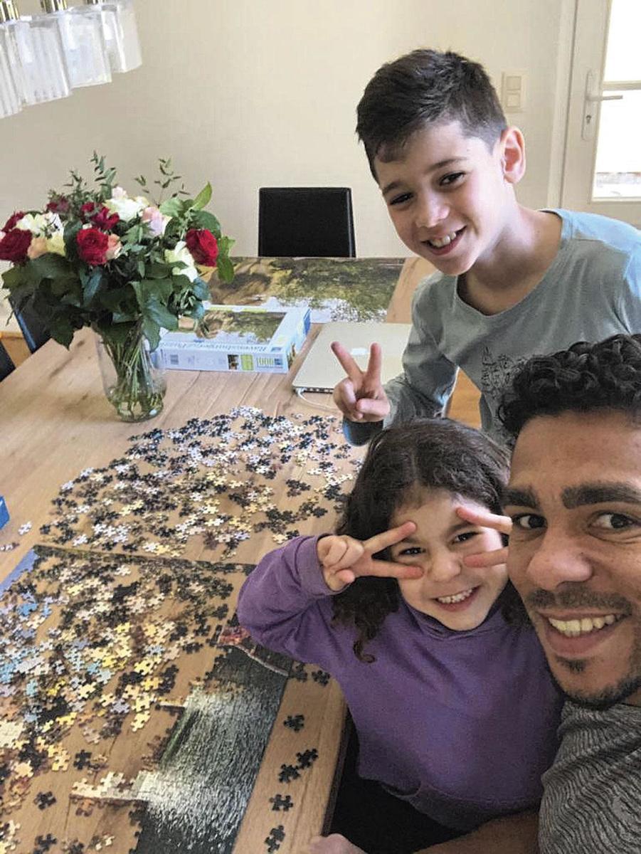 Igor De  Camargo, fan de puzzle et de ses deux rejetons. Gabriela, 5 ans et Enzo, 10 ans