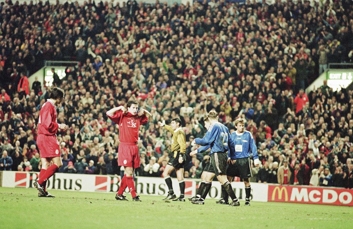 Un cliché iconique du Liverpool des années 90 : Robbie Fowler montre un message de soutien aux dockers licenciés.