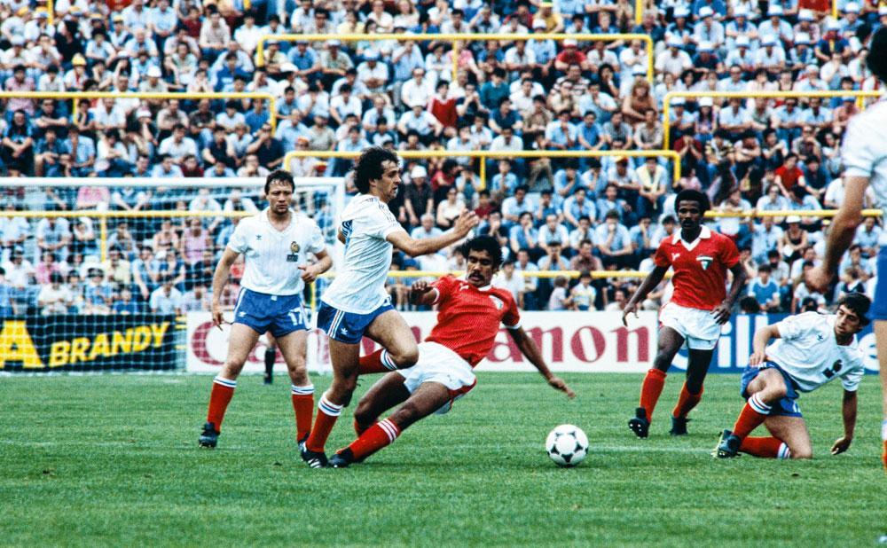 Michel Platini dans ses oeuvres face aux Koweïtiens. Ses coéquipiers sont Bernard Lacombe, à gauche, et Alain Giresse.
