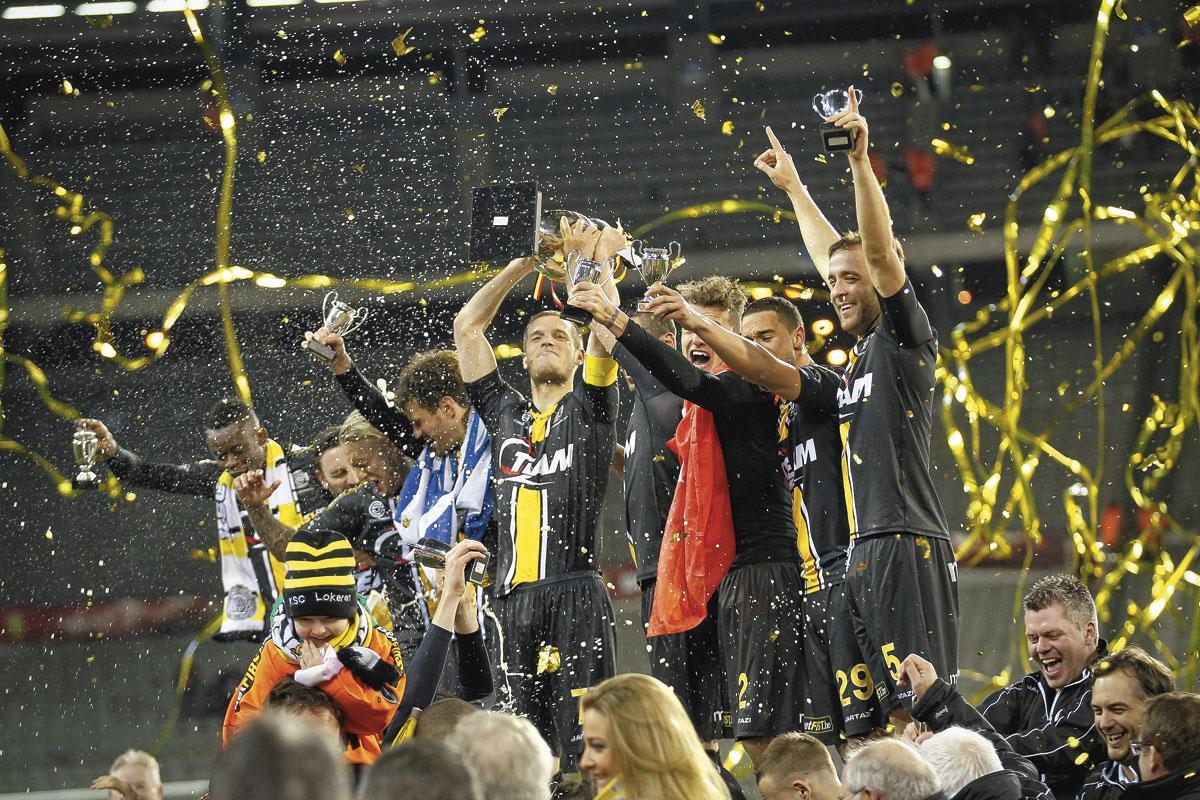 Killian Overmeire soulève la Coupe en 2014. C'est le dernier trophée remporté par Lokeren.