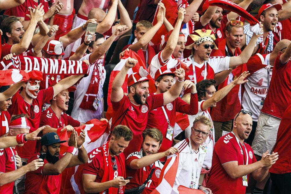 Les fans danois sont restés debout tout au long du match contre la France, au grand dam des supporters hexagonaux.