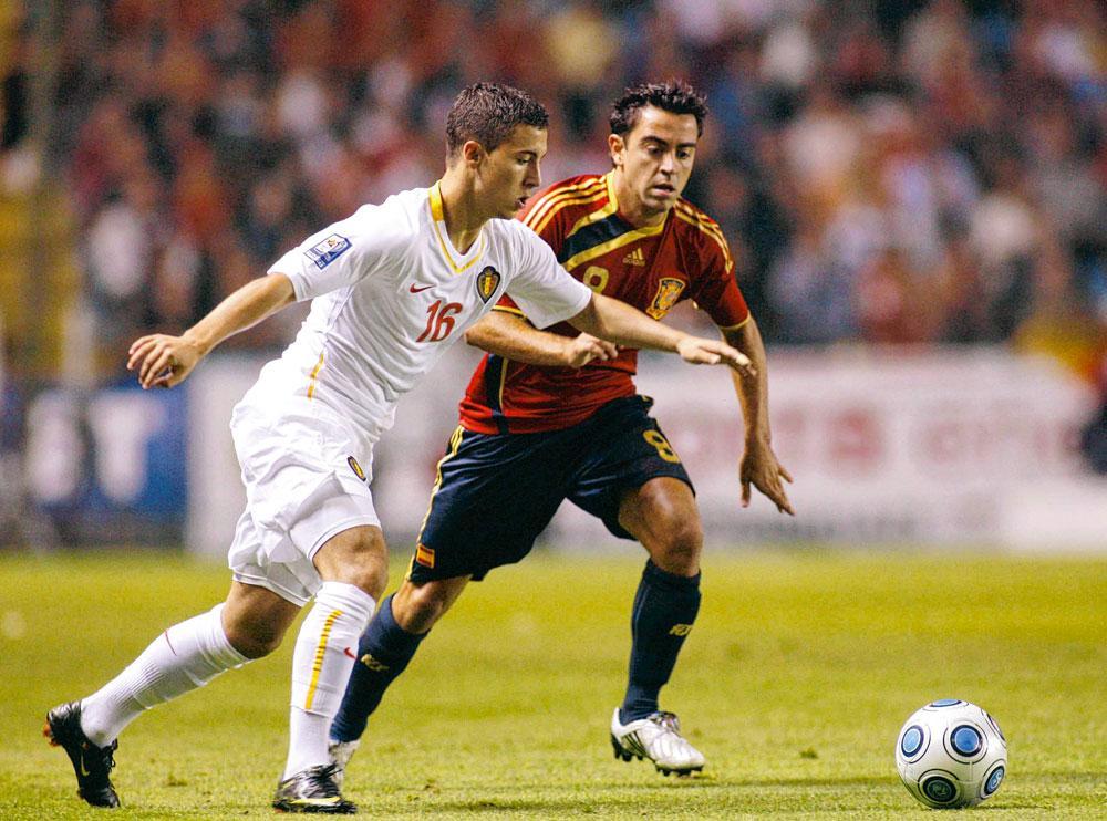 Eden Hazard, à ses débuts avec la Belgique, en lutte avec un grand d'Espagne : Xavi.