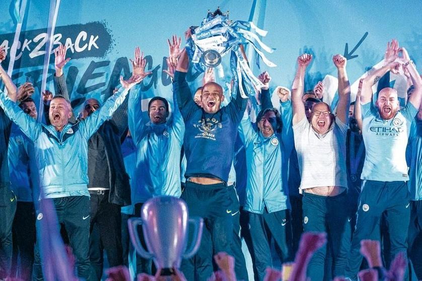 Captain Kompany soulève le trophée de la Premier League. Une image que les fans mancuniens ne se lassent pas de revoir.
