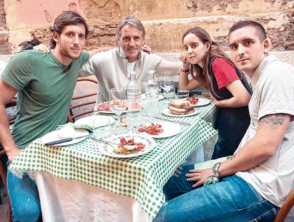 Puisque l'Italie est absente du Mondial, son sélectionneur, Roberto Mancini, a pu savourer des vacances en famille.