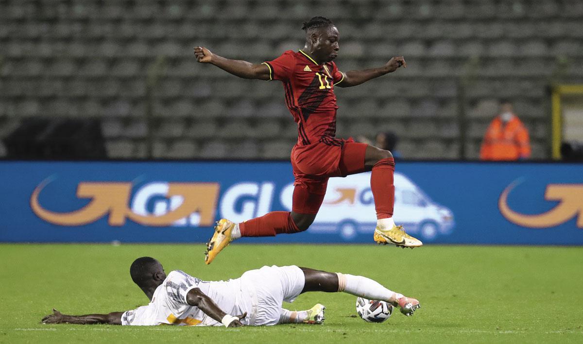 Jérémy Doku titulaire en amical face à la Côte d'Ivoire, en octobre dernier. Le feu follet des Diables évite le tacle du solide Éric Bailly.