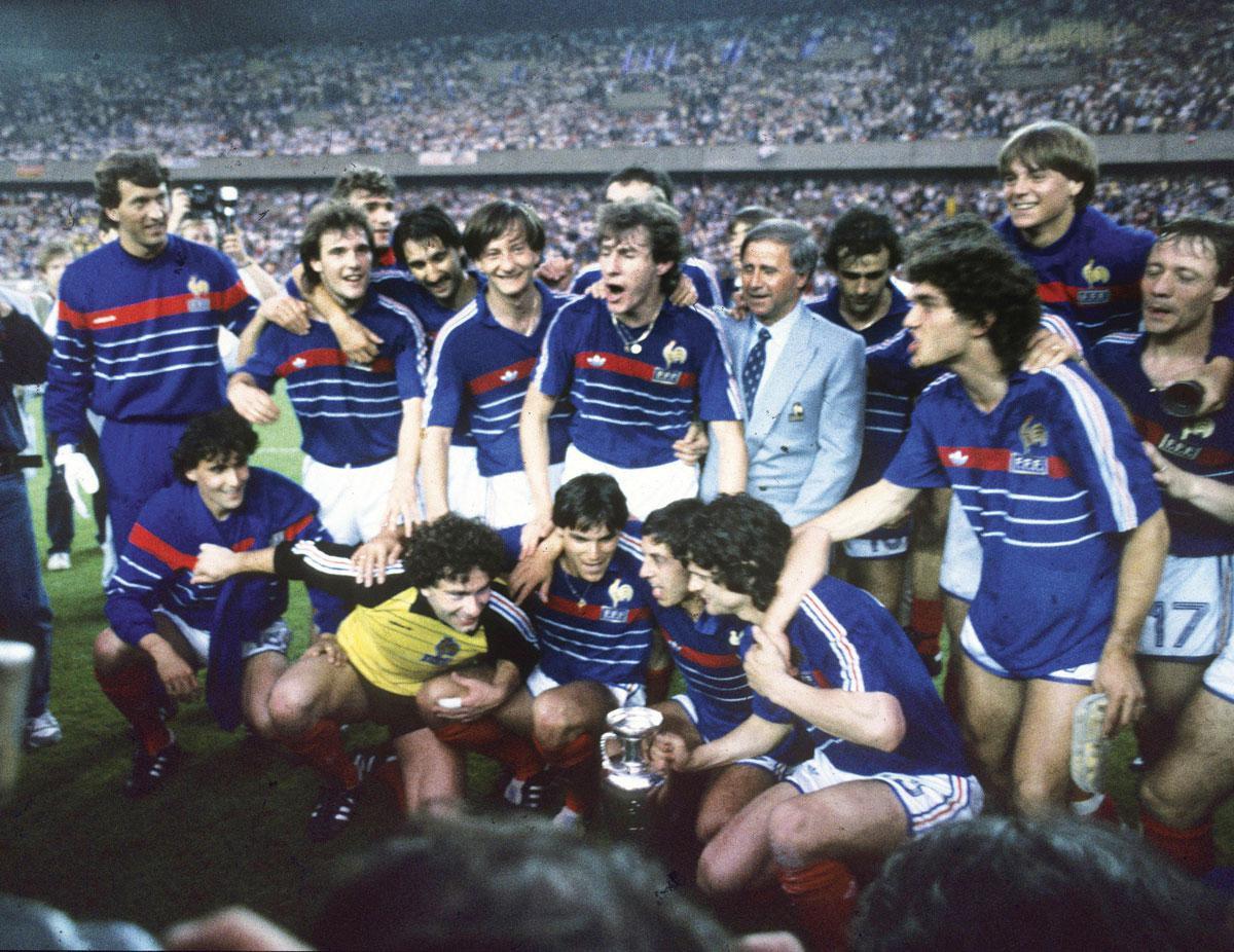 La France remporte l'EURO 1984. Notamment grâce aux exploits de son arrière gauche Jean-François Domergue, ici au milieu.