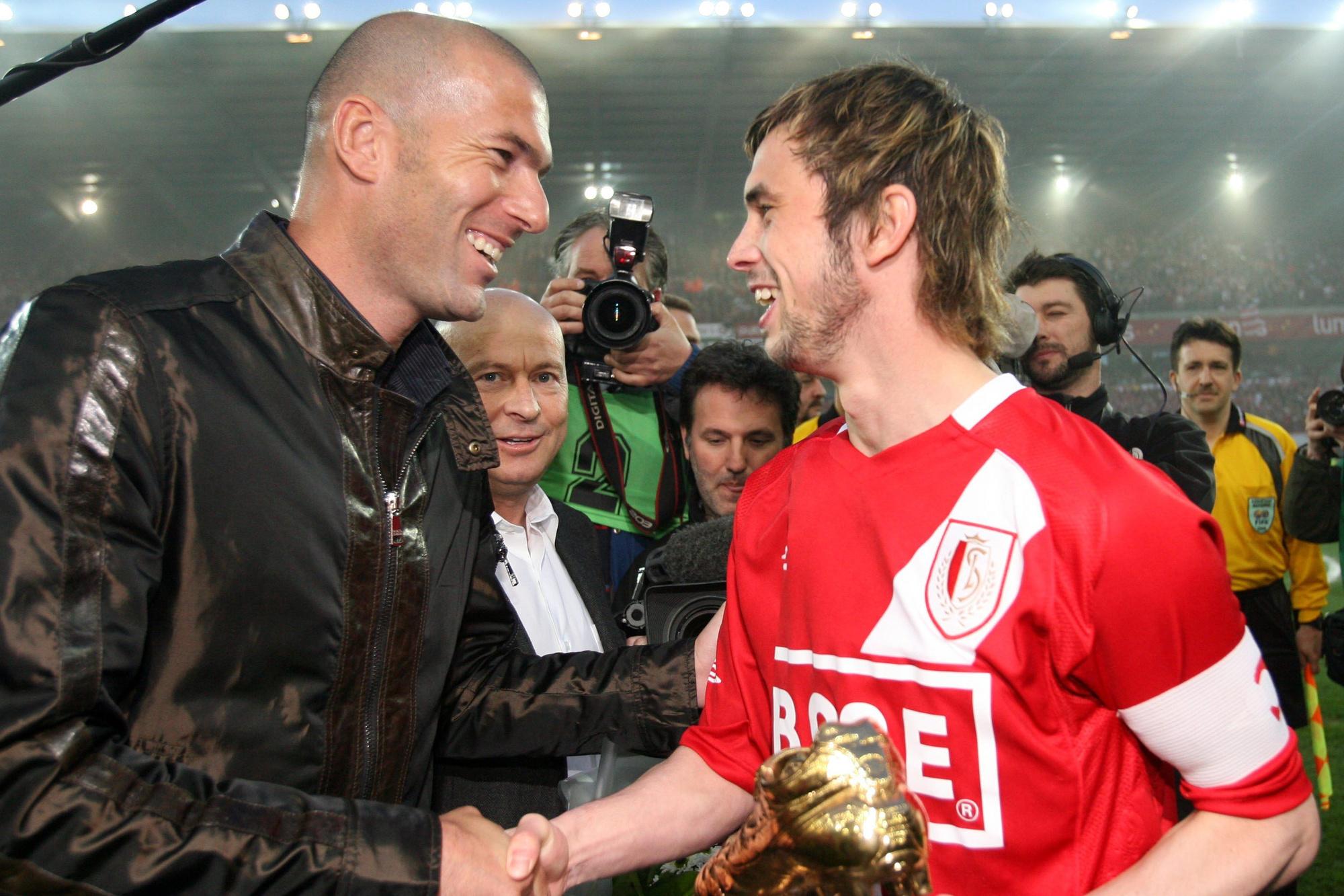 Zinédine Zidane remet le Soulier d'Or à Steven Defour. Lucien d'Onofrio (à l'arrière) savait faire jouer ses relations.