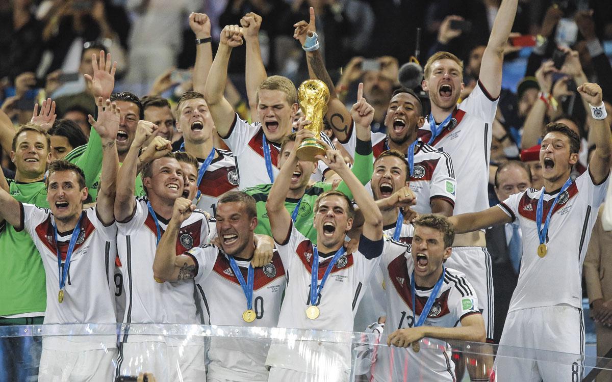 Philip Lahm soulève la Coupe du monde en 2014, brassard de capitaine de l'Allemagne au bras.