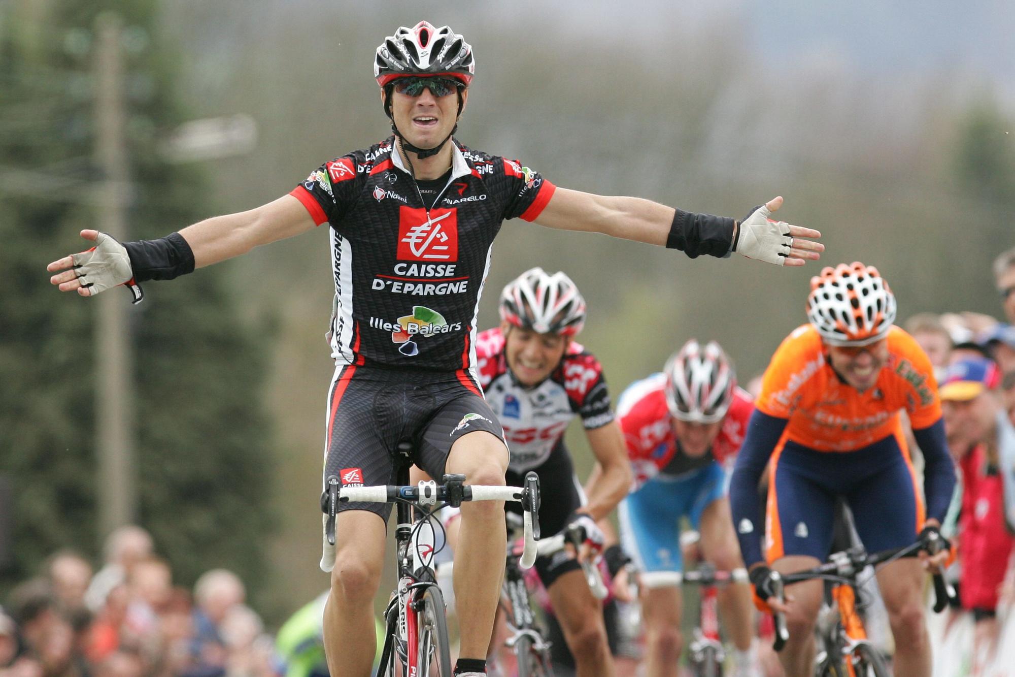 Alejandro Valverde s'impose au sommet du Mur de Huy et remporte la Flèche Wallonne 2006.