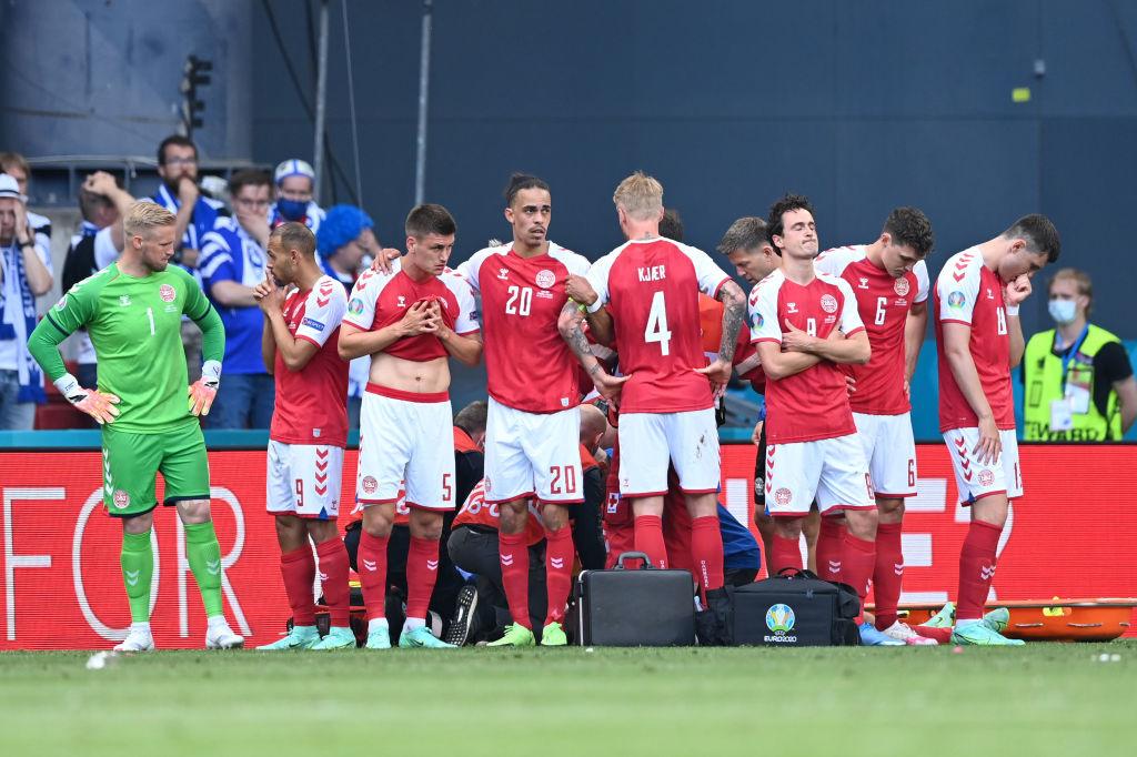 Les joueurs danois sous le choc cachant les soins prodigués à Christian Eriksen. Déjà, une des images fortes de l'EURO 2021