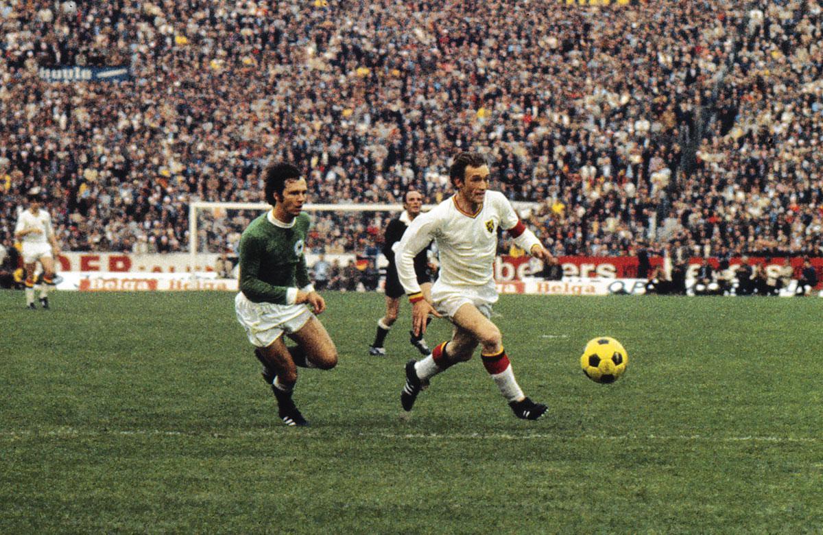 Paul Van Himst au duel avec un certain Franz Beckenbauer lors de la demi-finale de l'EURO 1972 contre l'Allemagne de l'Ouest.