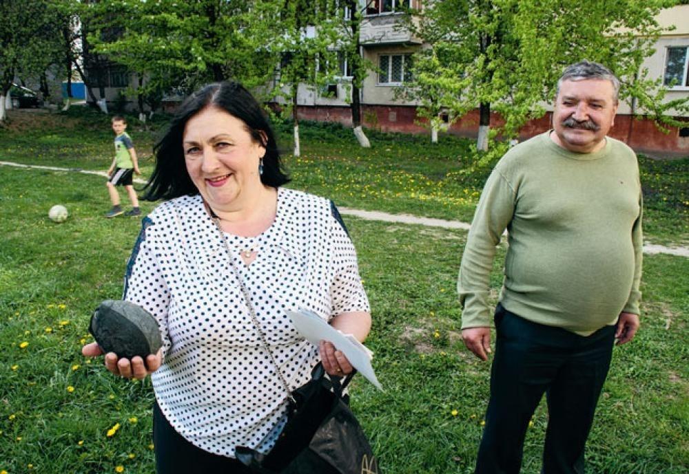 Ekaterina, la maman de Ruslan, montre le premier ballon de son fils, fait de chaussettes. Le tout, sous le regard de papa Vladimir.