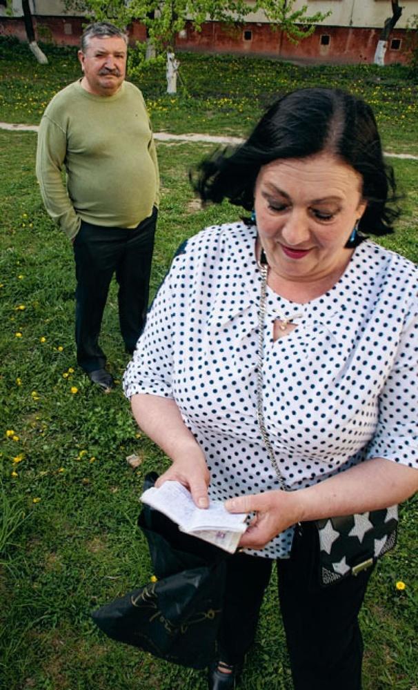 Maman Ekaterina avec le carnet de notes de son fils.
