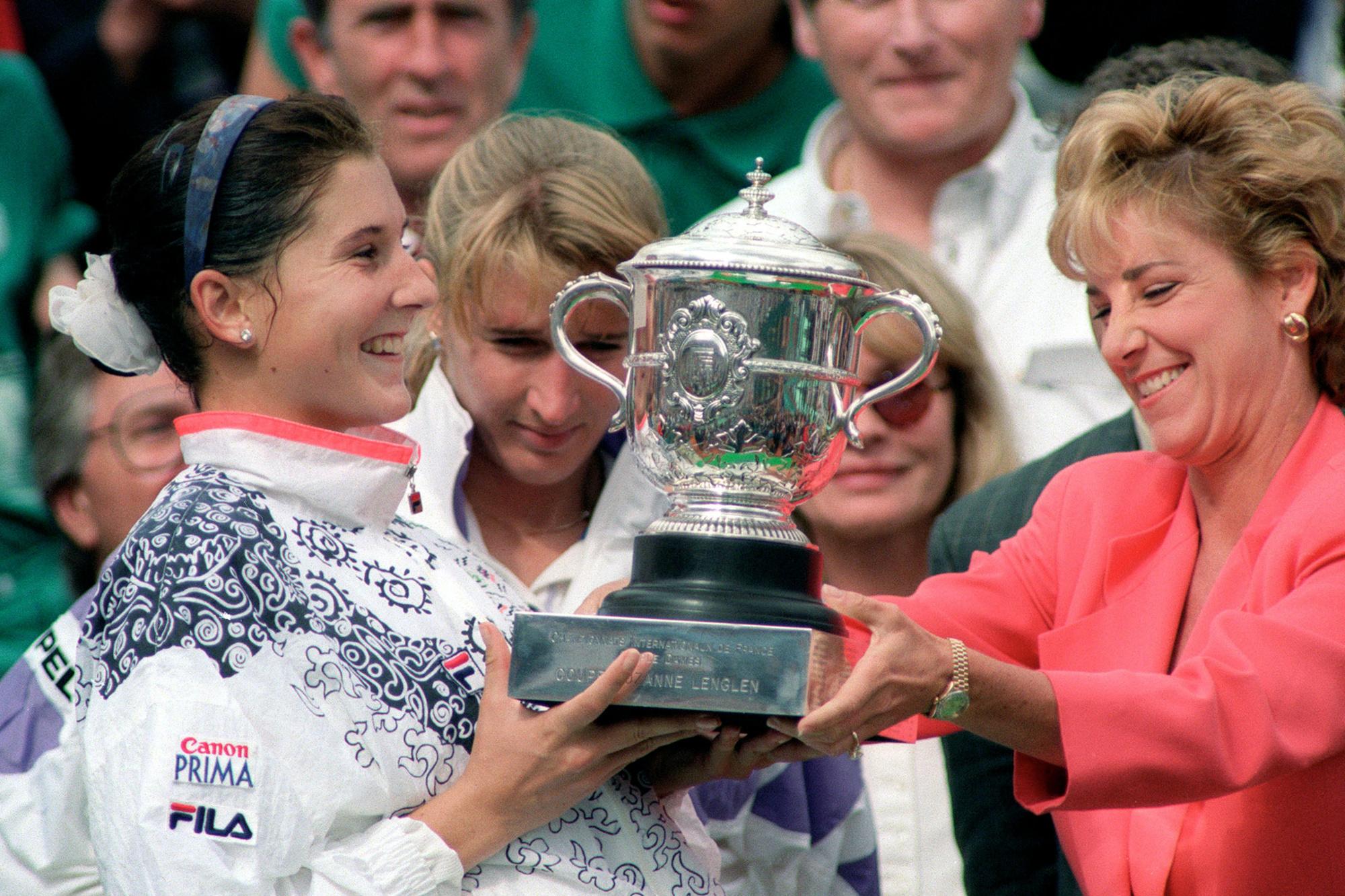 Monica Seles lors de la remise du trophée de Roland-Garros, en 1992.