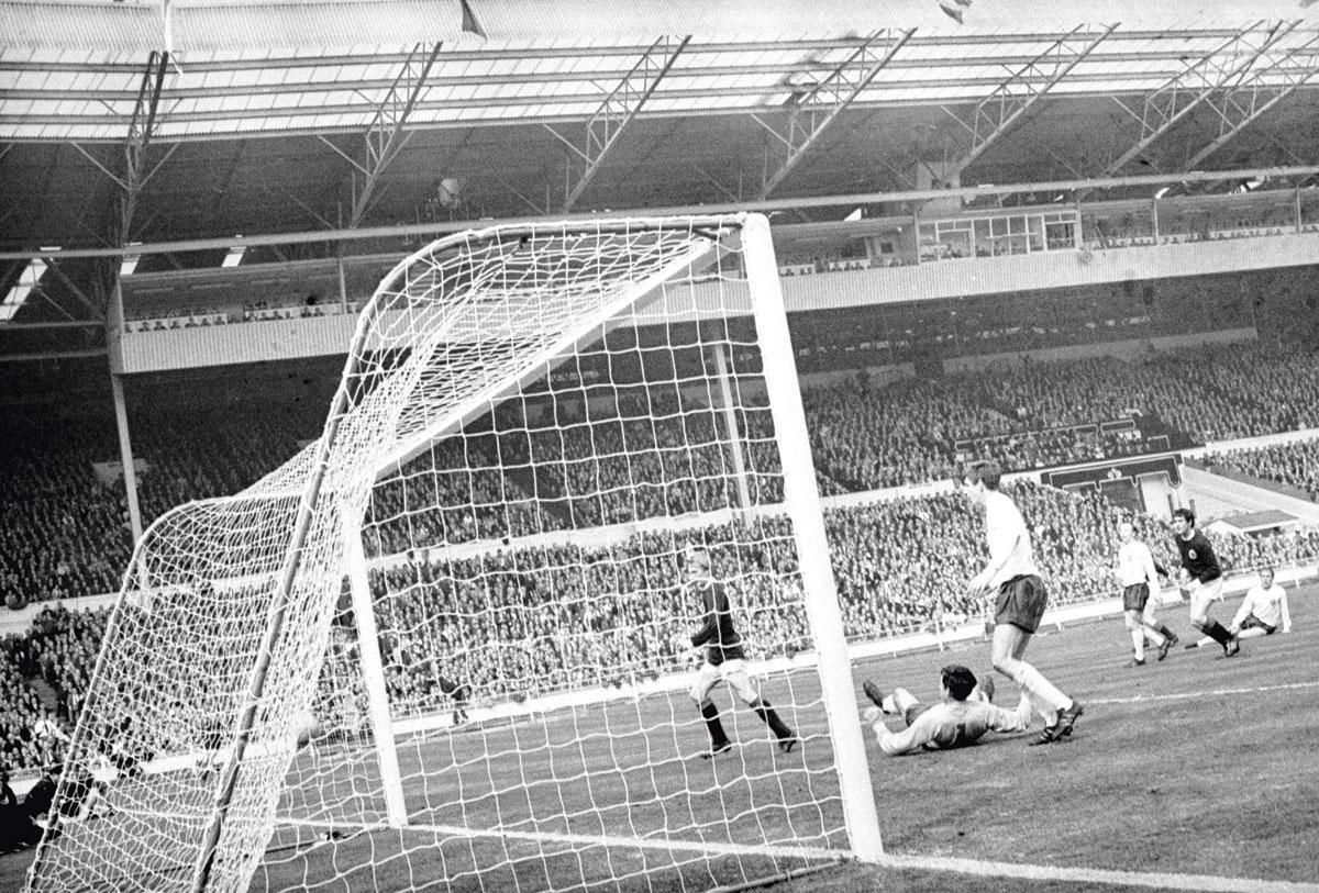 Le 15 avril 1967, l'Écossais Denis Law (maillot sombre) marque contre l'Angleterre sur la pelouse de Wembley.