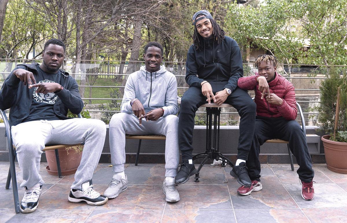 De gauche à droite: Victor Lubaki, Nathan Nzuzi, Jason Denayer et Wesley Zinga après une partie d'airsoft à Istanbul, en avril 2015.