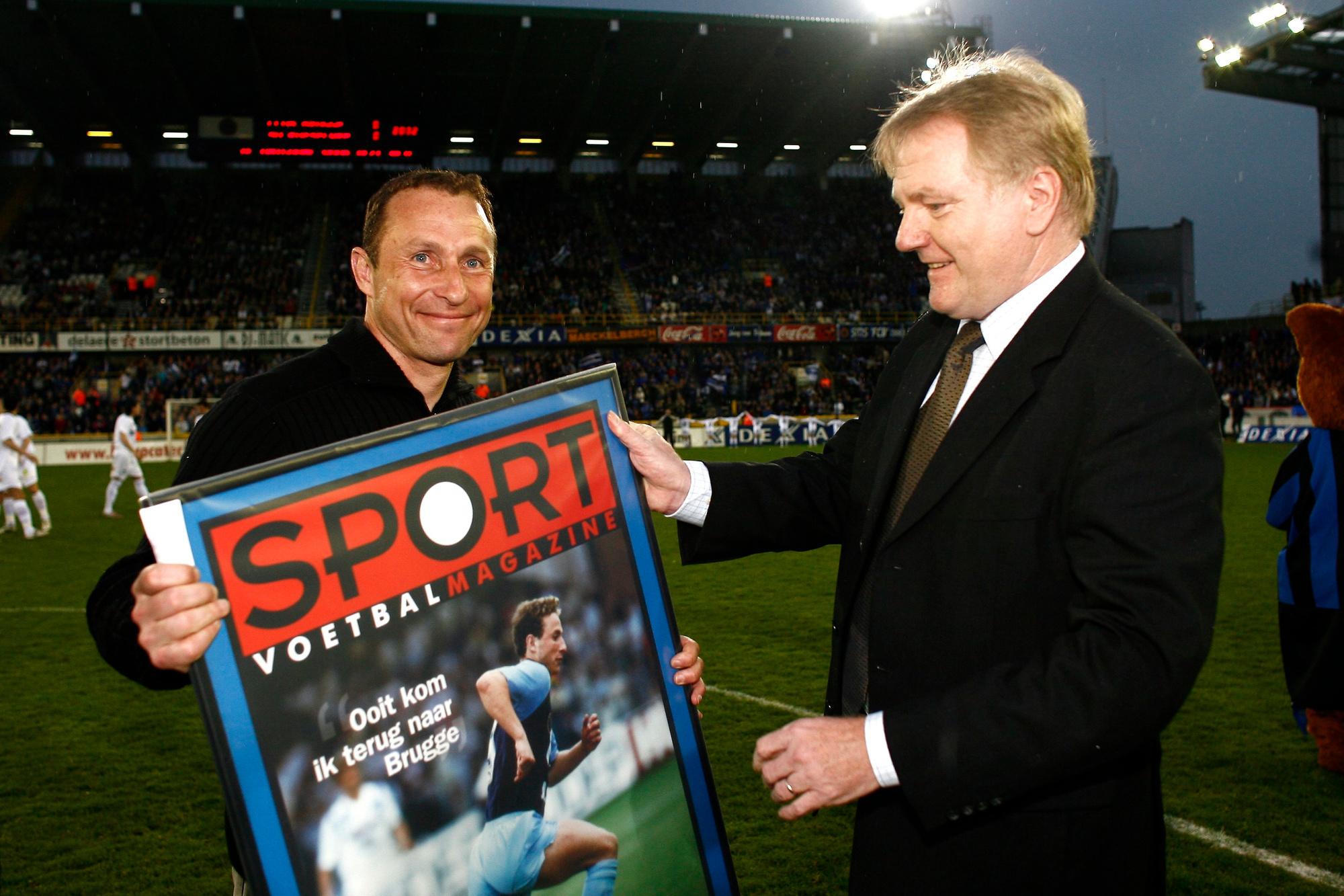 En 2008, notre rédacteur en chef Jacques Sys remet à Papin la couverture du magazine le désignant comme le meilleur étranger de l'histoire du Club.