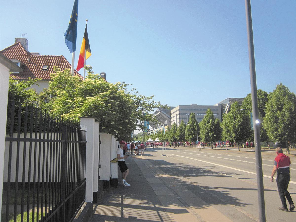 À gauche l'ambassade belge, à droite le stade de Copenhague.