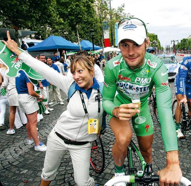 Tom Boonen, vainqueur du maillot vert en 2007, effectue un tour d'honneur avec le traditionnel verre de champagne en main.