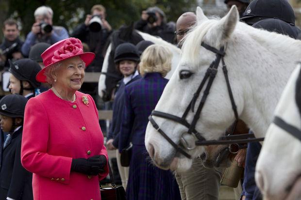  Pour le plus grand plaisir des adhérents du club, la reine Elizabeth II, grande passionnée de chevaux, a même eu l'occasion de faire visiter le site .