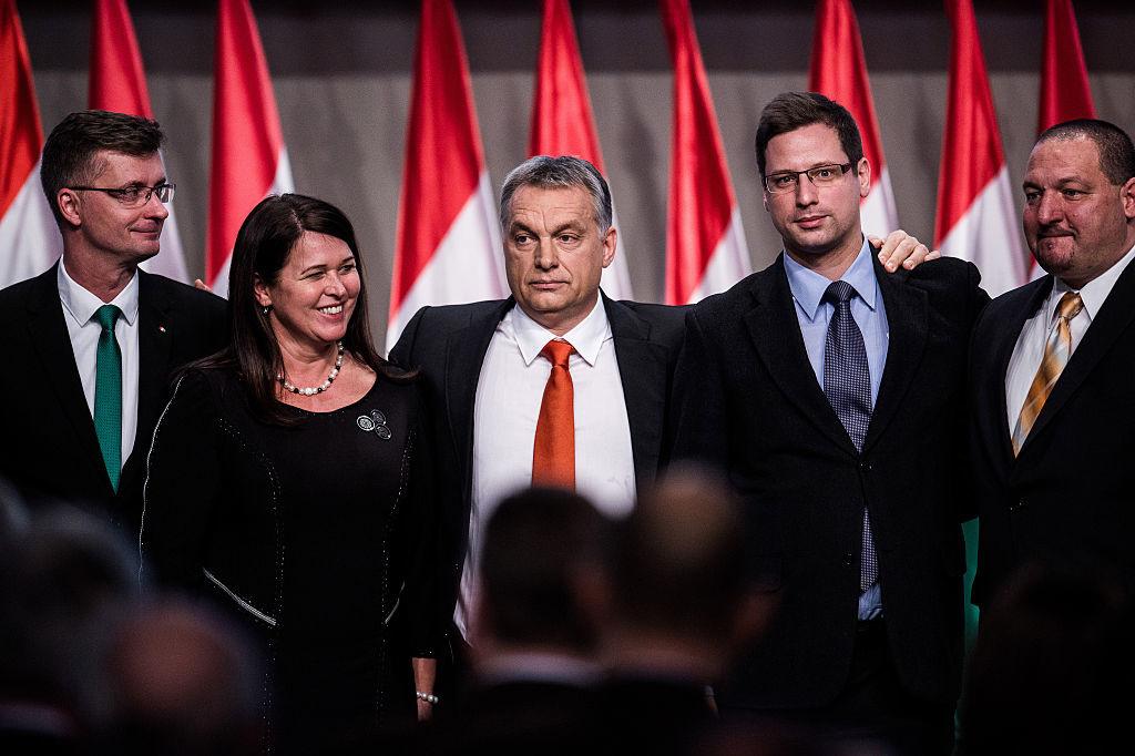 Kubatov, tout à gauche sur la photo est le vice-président du parti de Viktor Orban (au centre), mais aussi le président du Ferencvaros, l'un des clubs historiques de la Hongrie.