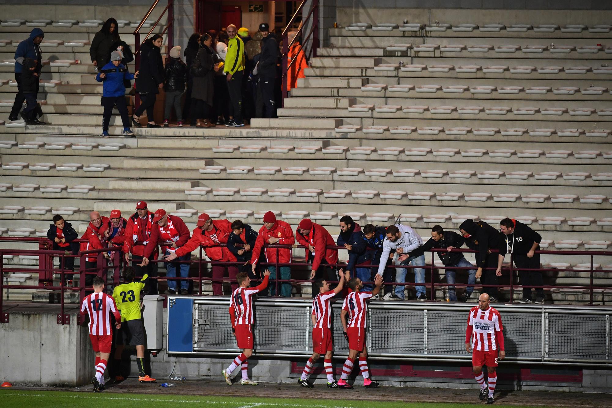 Quelques irréductibles n'ont pas quitté les tribunes du Tondreau, malgré la morosité sportive.