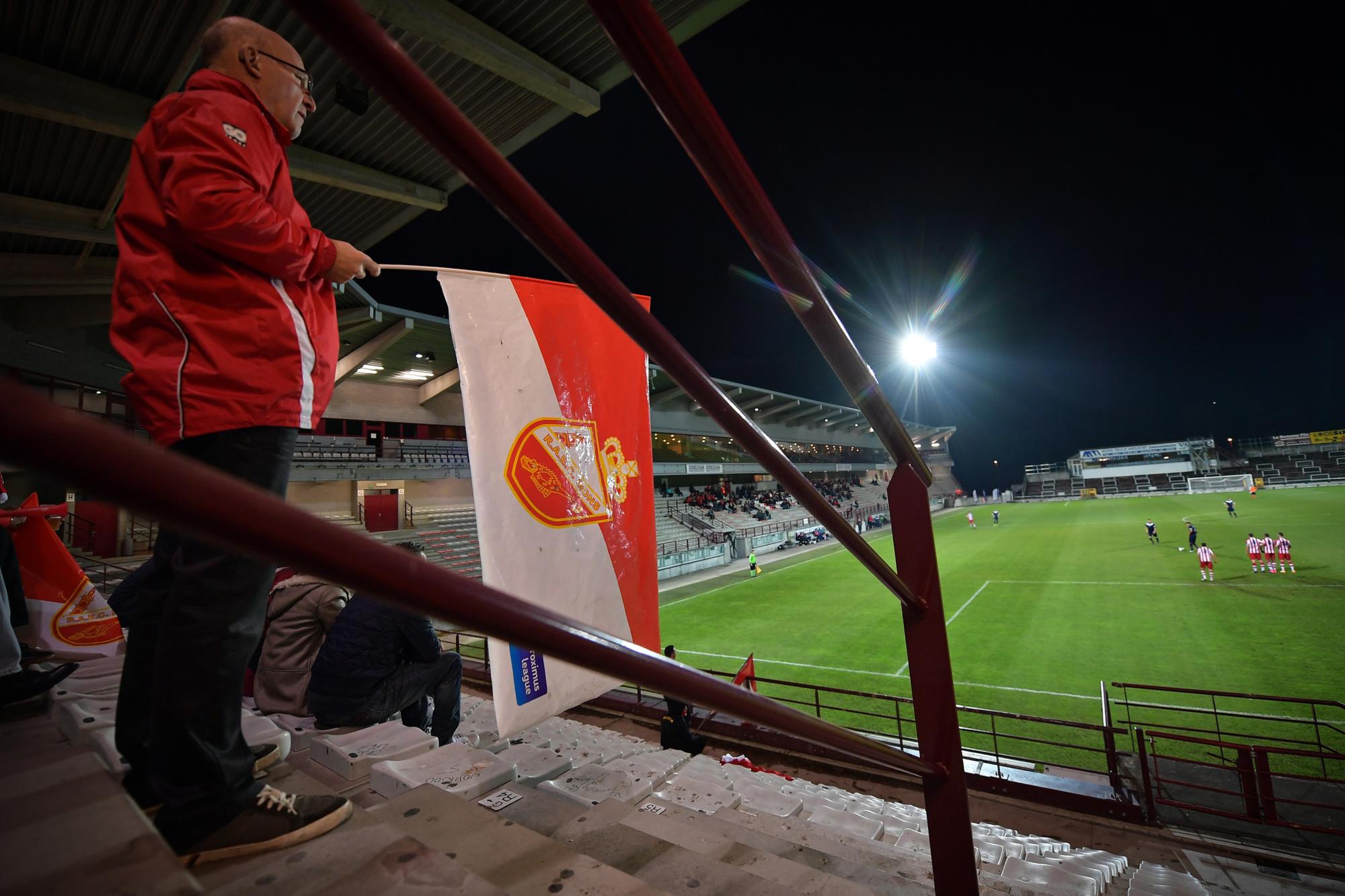 Certains supporters font encore flotter les couleurs du RAEC dans les tribunes du Tondreau.