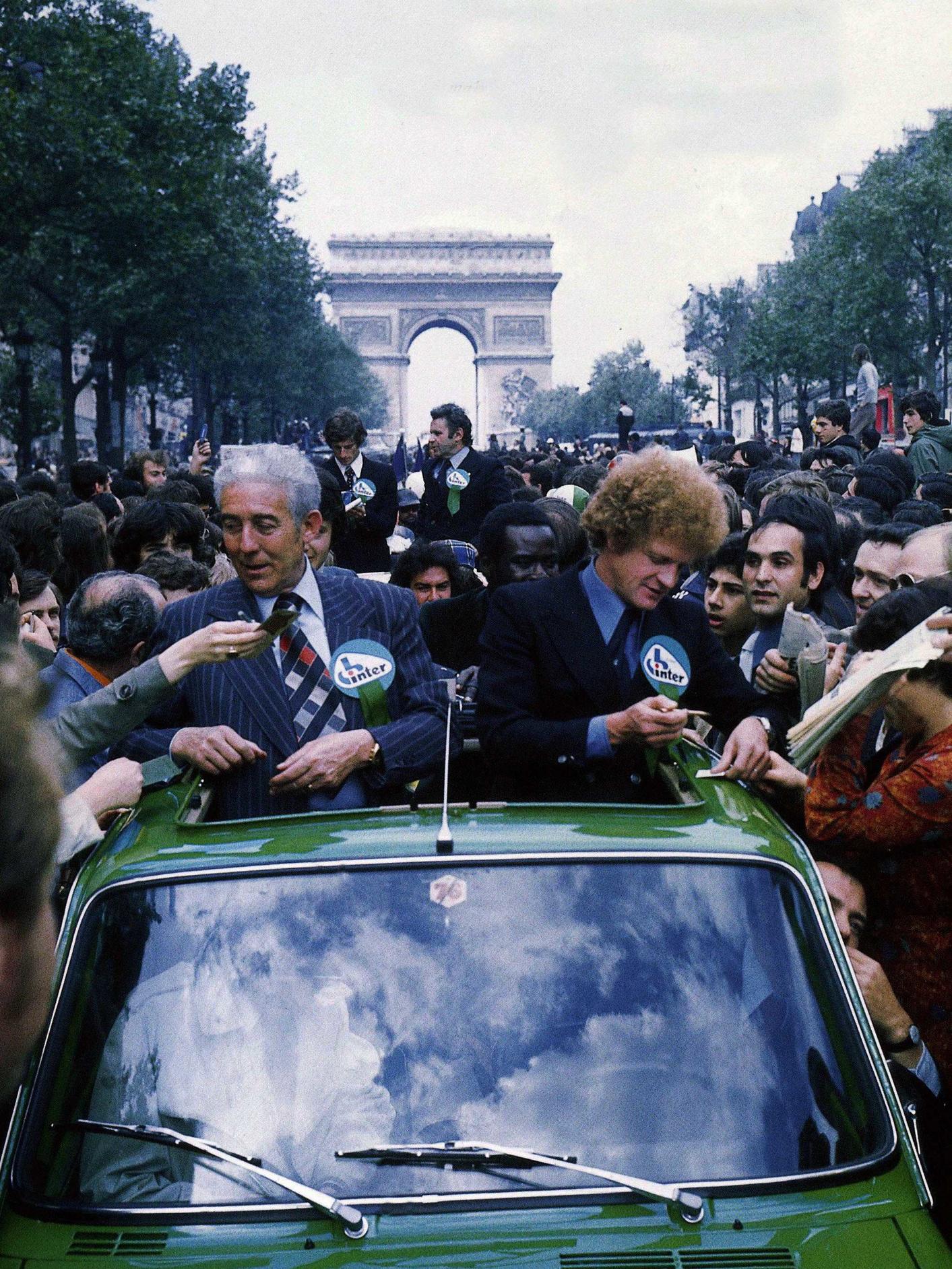 Le président Roger Rocher et le coach Robert Herbin lors de la descente des Champs-Elysées après la finale.