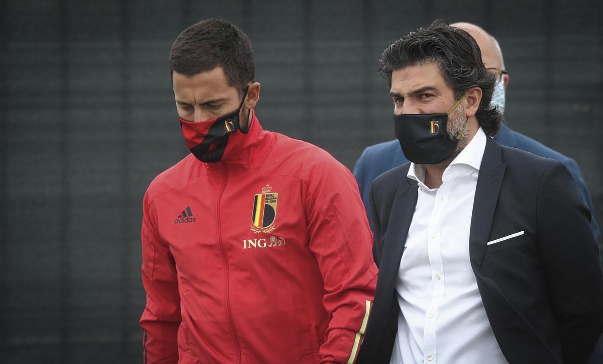 Mehdi Bayat aux côtés d'Eden Hazard, capitaine des Diables rouges.