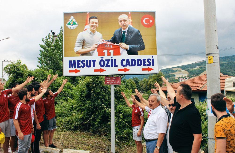 La photo de Mesut Özil avec le président turc Recep Tayyip Erdogan qui a tant fait scandale en Allemagne.