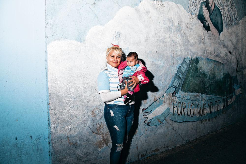 Belgrano - Où une maman assiste au match face à Temperley avec son enfant sur les bras.