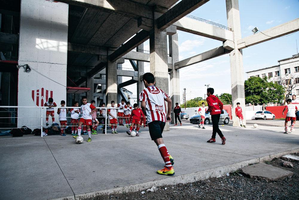 Unión - Des jeunes joueurs s'échauffent derrière le stade.