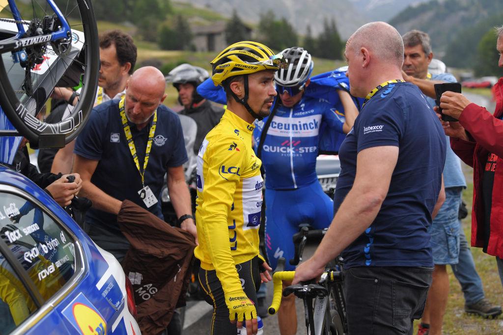 Julian Alaphilippe voudra retrouver un jaune qu'il a déjà porté samedi (ici sur la photo en 2019 lors de l'étape arrêtée par la météo à Tignes) et l'offrir à son directeur sportif Tom Steels, vainqueur d'étape dans la ville d'arrivée de ce mercredi.