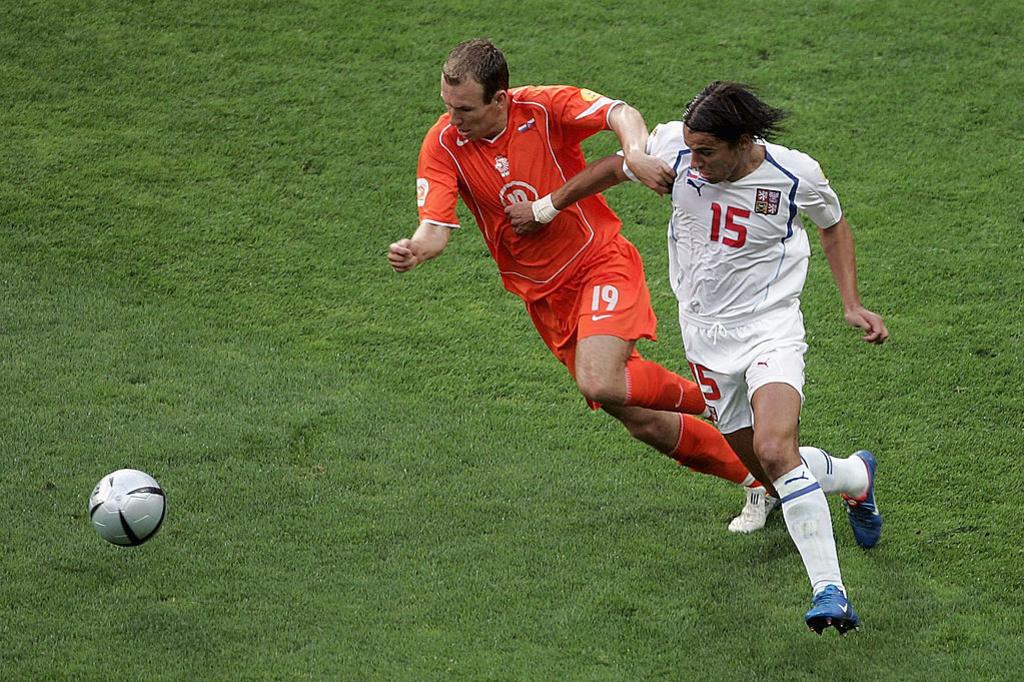 Arjen Robben et Milan Baros au duel lors d'un match de poule épique qui reste dans les mémoires. Les Tchèques battent les Pays-Bas (3-2).